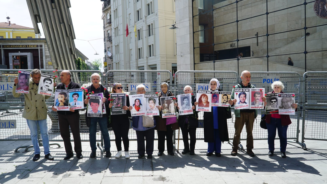 Cumartesi Anneleri/İnsanları, 997. hafta buluşmalarında 4 Mayıs 1992 tarihinde İstanbul’da gözaltında kaybedilen üniversite öğrencileri Hüsamettin Yaman ve Soner Gül’ün akıbetlerini sordu, adalet talep etti, 4 Mayıs 2024. Fotoğraf: Hayri Tunç