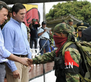 kolombiya-devlet-baskani-santos-silah-birakan-militanlarin-elini-sikti,t7VkbxU-r0yaJgcq0Mas3w