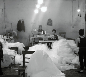 Mültecilerle çalışanlar, nefret yüzünden görünmez olmaya çalışıyor