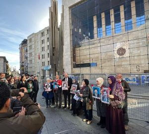 Sebla Arcan, Galatasaray Meydanı’nda Cumartesi Anneleri/İnsanları’nın 975. hafta basın açıklamasını okuyor, 02.12.2023