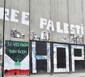 Duvarda 'Free Palestine' ve 'Hope' yazılaması var.