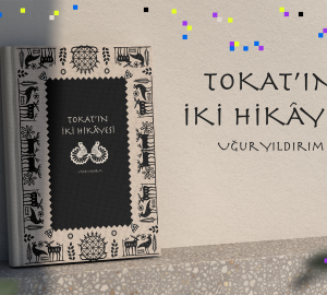 “Tokat’ın İki Hikâyesi” başlıklı e-kitabın Tokat’a özgü Hitit desenli yazma kalıplarından esinlenerek tasarlanmış kapağı, üç boyutlu bir kitap görseline uygulanmış. Üç boyutlu kitap görseli, beton bir duvara dayalı şekilde görülüyor.