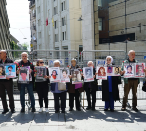Cumartesi Anneleri/İnsanları, 997. hafta buluşmalarında 4 Mayıs 1992 tarihinde İstanbul’da gözaltında kaybedilen üniversite öğrencileri Hüsamettin Yaman ve Soner Gül’ün akıbetlerini sordu, adalet talep etti, 4 Mayıs 2024. Fotoğraf: Hayri Tunç