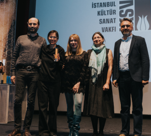 Yapımcı Enis Köstepen, yönetmen Berke Baş ve jüri üyeleri sahnede.