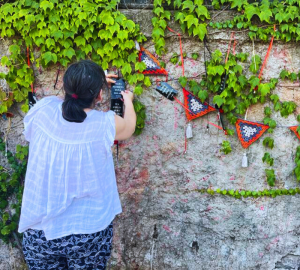 duvara andaç asan kadın görüntüsü