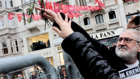 974. hafta buluşmasında 21 Kasım 1980’de İstanbul’da gözaltına alındıktan sonra kaybedilen Hayrettin Eren’in akıbeti soruldu. Eren’in kardeşi Faruk Eren, Galatasaray Meydanı’na karanfil bırakıyor, 25.11.2023. Fotoğraf: Hayri Tunç