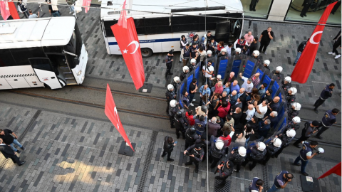 cumartesi insanları polis ablukasında görünüyor