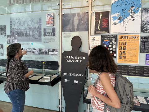 Şili, Santiago'da bir müzeyi gezen iki kişinin fotoğrafı. 