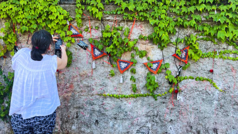 duvara andaç asan kadın görüntüsü