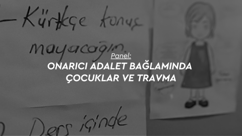 Sınıf panosunda 'Kürtçe konuşmayacağım' yazan kağıt asılı. 